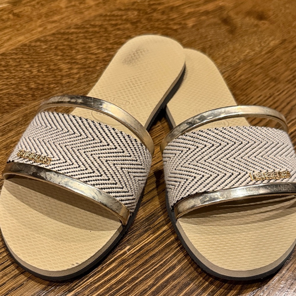 Havianas Stylish Beige and Gold Women's Slides
